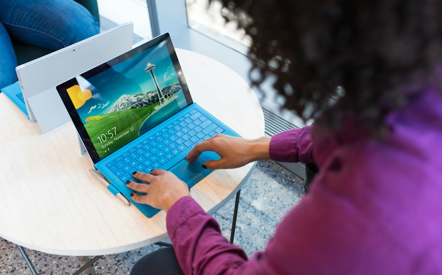 Profissional usando um tablet